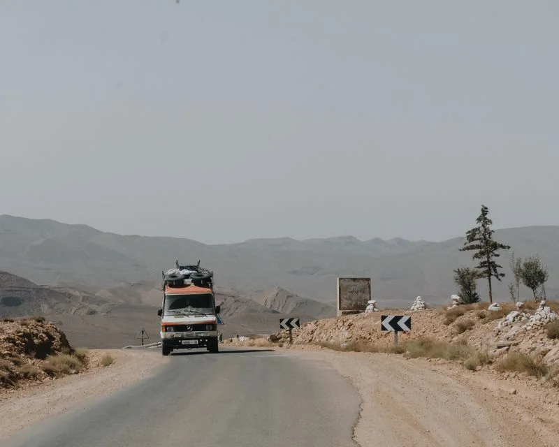 Route marocaine avec véhicule de transport touristique